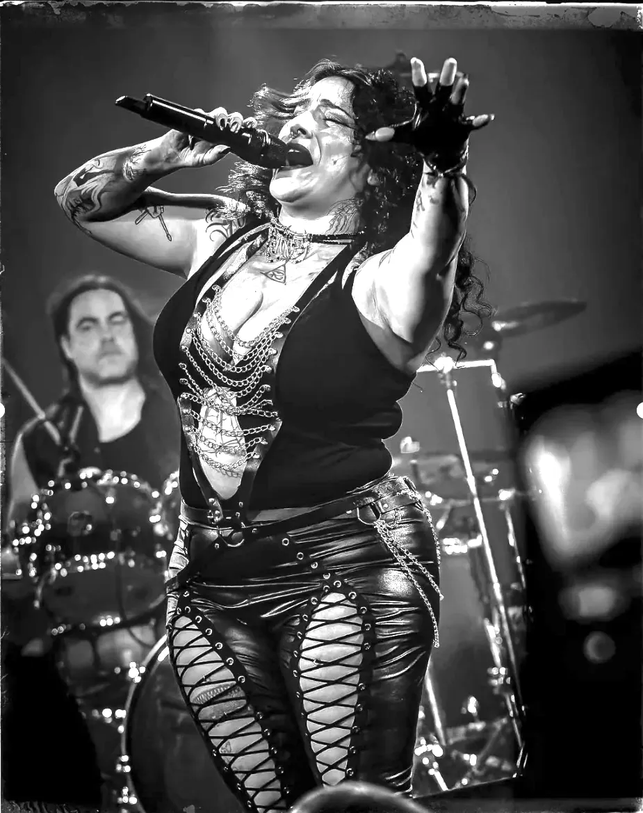 Eva García cantando rock y metal en directo sobre el escenario