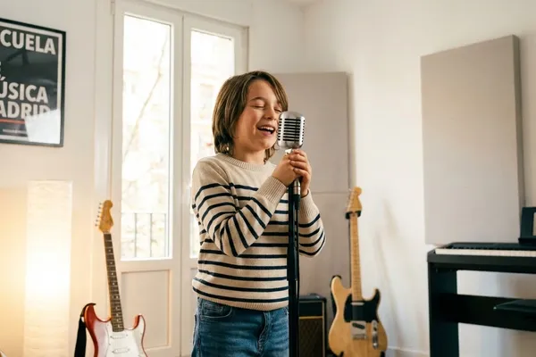 Niño feliz cantando en clase de canto en VocalMusic Madrid