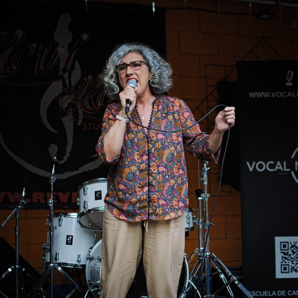 Alumna cantando Alumna cantando
