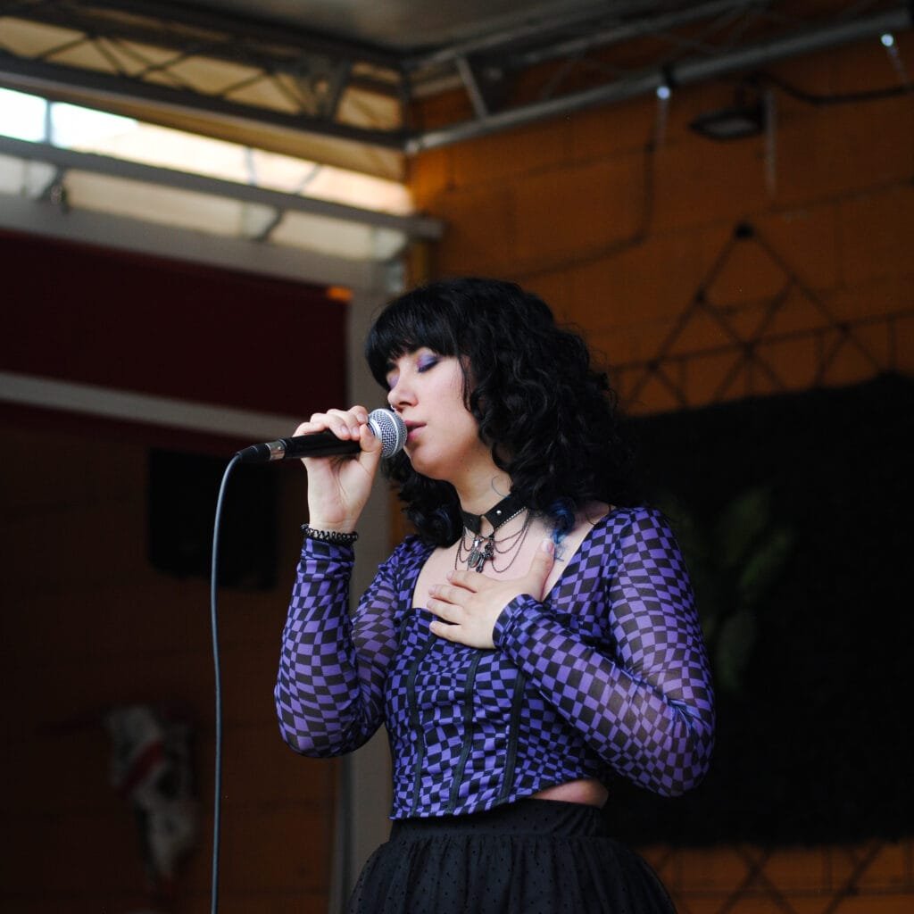 clases de canto para mujeres mujer cantando con pasión en clases de música para mujeres