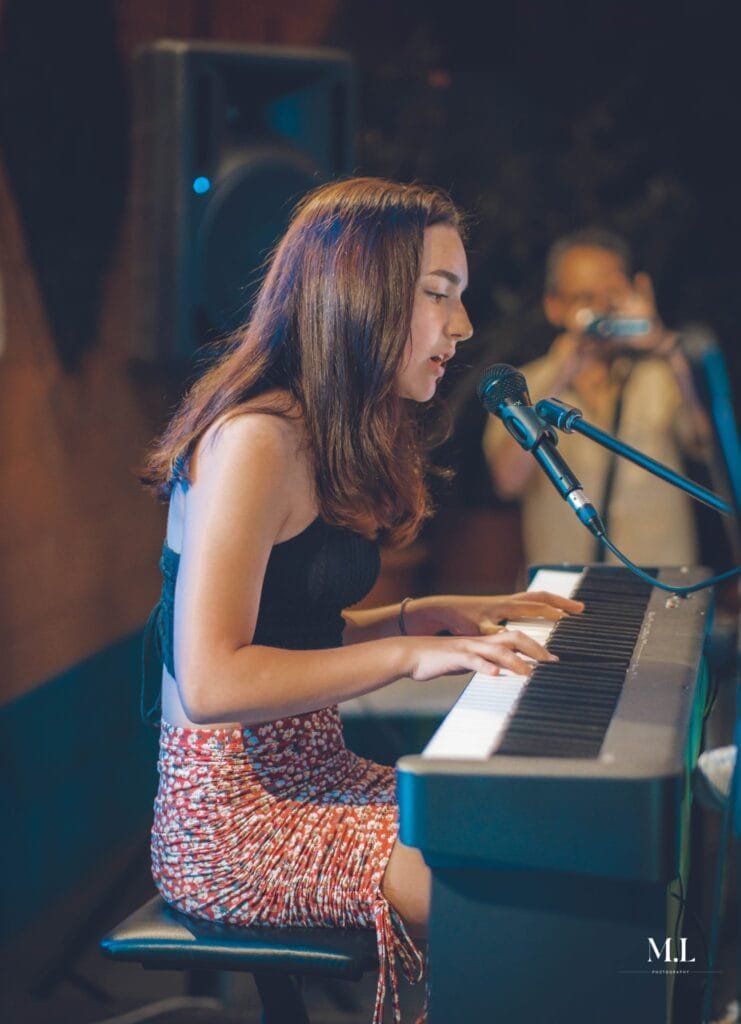 clases para niños en madrid niña cantando y tocando el piano