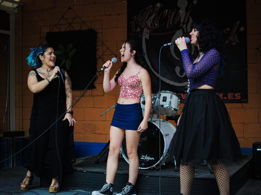 profesora y alumnos cantando profesora y alumnos cantando